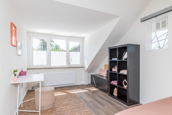 Foto - Verkocht onder voorbehoud: Ruime en veelzijdige vrijstaande woning met 173 m² woonoppervlakte,  extra leefverdieping, 3 slaapkamers (mogelijkheid tot 4), 2 badkamers, royaal bijgebouw en tuin op het zuidoosten in Hulsberg